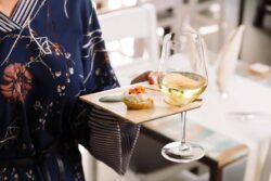 Plato de bambú con portavasos