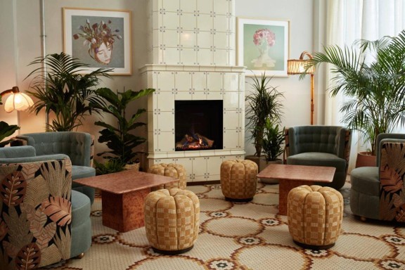 Descubre cómo diseñar zonas lounge en hoteles con sofás, sillones y mobiliario contract. Cinco claves para crear espacios cómodos y funcionales.